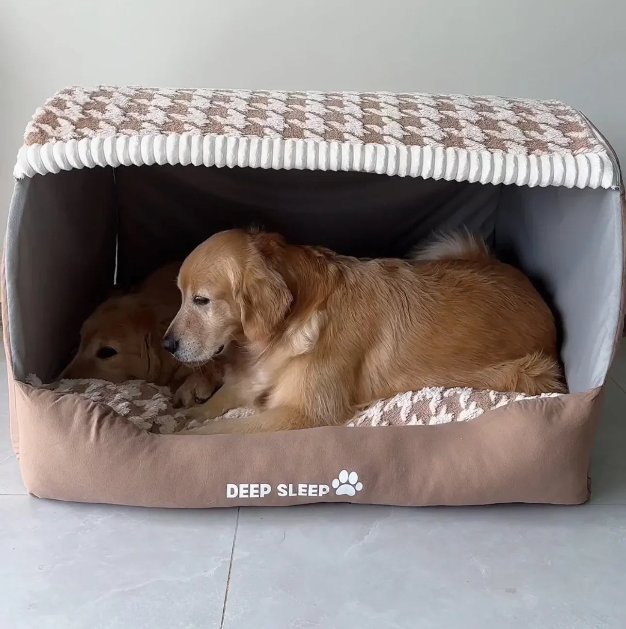 DogWaggo™ Warm & Cozy Dog House